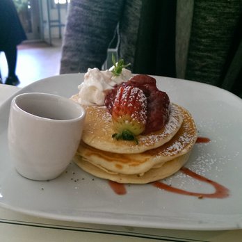 Picnic - Pancakes with Strawberries - Spanish Near Me - Barcelona, B Picnic - Pancakes with Strawberries - Spanish Near Me - Barcelona, B