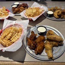 8 wings lunch combo with waffle fries