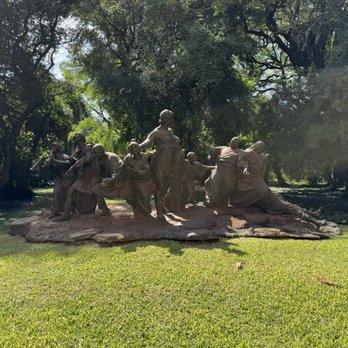 Jardín Botánico - A wild sculpture that had something to do with Saturdays. - Botanical Gardens Near Me - Buenos Aires, C