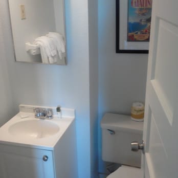 Hotel Atwater - Bathroom. - Hotels Near Me - Avalon, California Hotel Atwater - Bathroom. - Hotels Near Me - Avalon, California