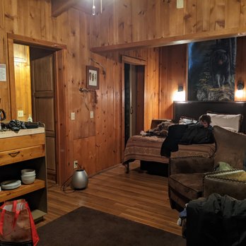 Silver Pines Lodge - Just enough space with clean comfortable beds and an automatic fireplace which kept the room nice and warm without the bother of logs. - Hotels Near Me - Idyllwild, California Silver Pines Lodge - Just enough space with clean comfortable beds and an automatic fireplace which kept the room nice and warm without the bother of logs. - Hotels Near Me - Idyllwild, California