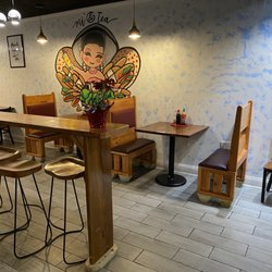 Mi & Tea - Pho Bowl - As you enter the restaurant, you would go between this bar area and seats to order just bubble tea or you can have a seat to dine-in.