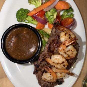 Chronicle Pub & Grill - Steak and shrimp - Cocktail Bars Near Me - Oshawa, Ontario