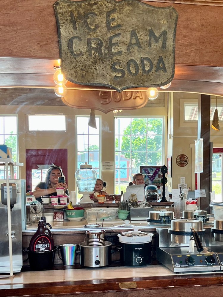 Papaw's Kookies & Kream Ice Cream Parlor Logo