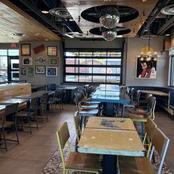 Raising Cane's Chicken Fingers - Dinning room
