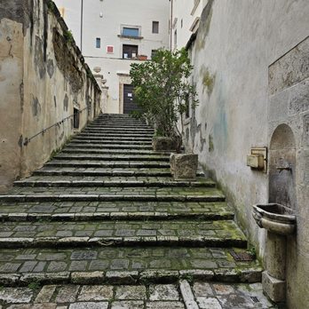 Palazzo Orsini - Leading to the entrance. Up the stairs and to the left. - Art Museums Near Me - Pitigliano, GR