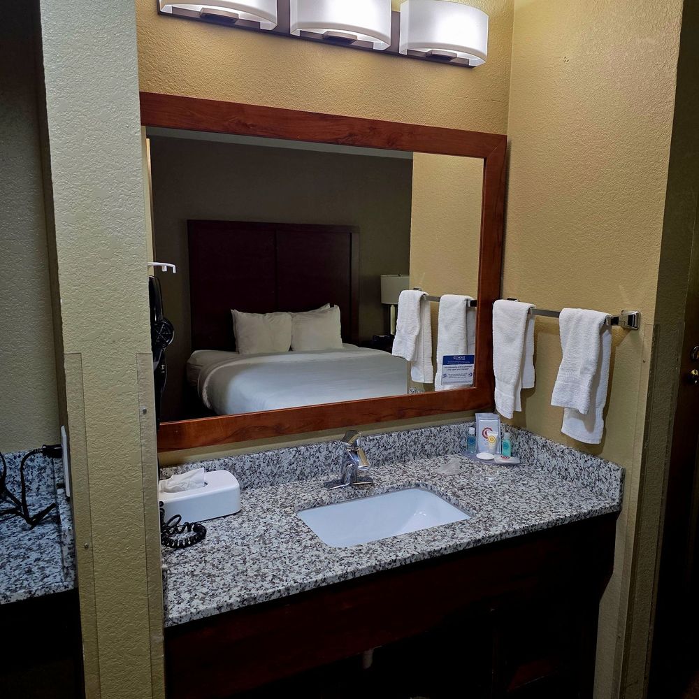 Comfort Inn & Suites Cedar Rapids North - Collins Road - Sink - Hotels Near Me - Cedar Rapids, Iowa