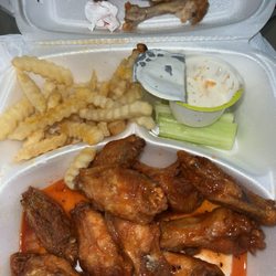 American Deli - So good I just wish they evenly coat the fries with that good a** seasoning omg still 10/10 & Those mild wings 10/10 ‍