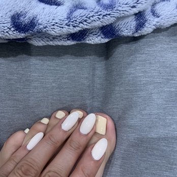 Day Nail Bar - The colors don't match! I asked for the same! - Nail Salons Near Me - San Jose, California