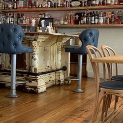 7 Acre BarnGrill - Bar and tv