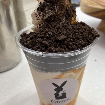L'moon Creamery - Pasadena - Thai Tea Swirl w/ Vanilla and Cookie Crumble - Ice Cream & Frozen Yogurt Near Me - Pasadena, California