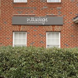 Waxologie - Outside sign