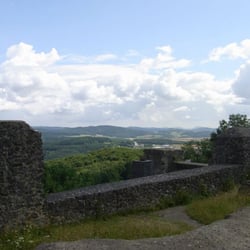 Verkehrsverein Nürburg - Petrus fuhr heute alles auf . . .Sonne, helle und dunkle Wolken - kein Regen