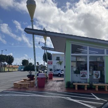 Carvel - Outside of building - Ice Cream & Frozen Yogurt Near Me - West Palm Beach, Florida Carvel - Outside of building - Ice Cream & Frozen Yogurt Near Me - West Palm Beach, Florida