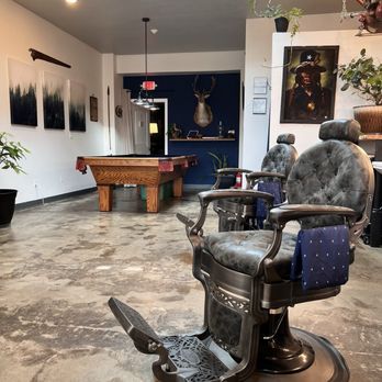 Goodfellow's Tonsorial Parlor - Barber chair - Barbers Near Me - White Salmon, Washington