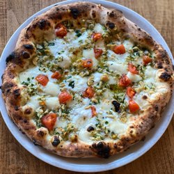 Aquila Pizza Al Forno - Aquila Clam Pizza.