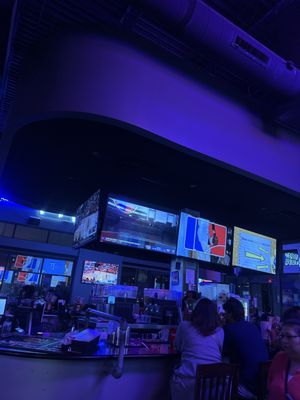 Pluckers Wing Bar by null