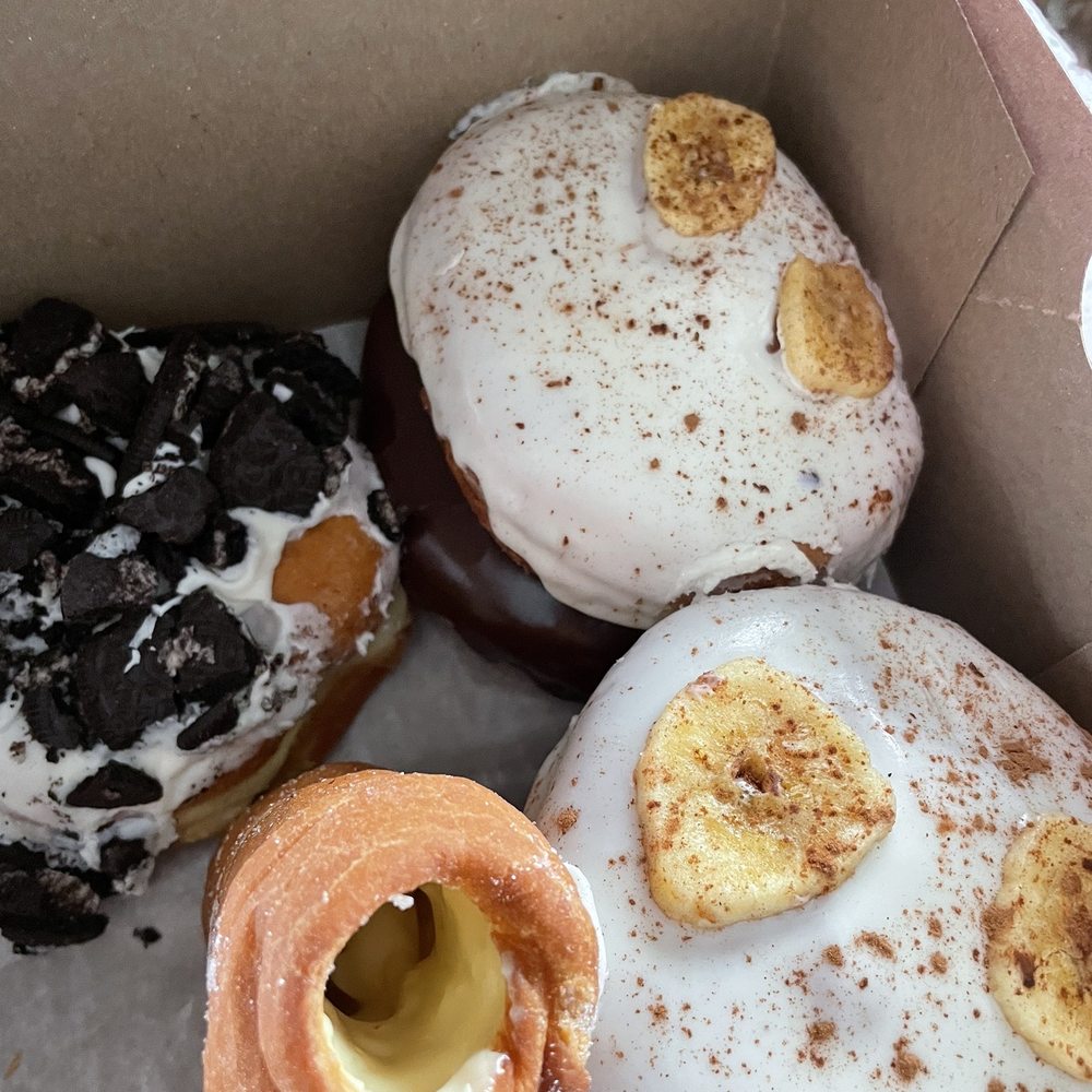 Voodoo Doughnut - Banana Cream Pie Dirt Portland Cream canoli - Donuts Near Me - Chicago, Illinois Voodoo Doughnut - Banana Cream Pie Dirt Portland Cream canoli - Donuts Near Me - Chicago, Illinois