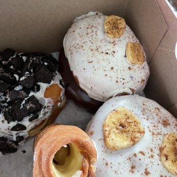 Voodoo Doughnut - Banana Cream Pie Dirt Portland Cream canoli - Donuts Near Me - Chicago, Illinois