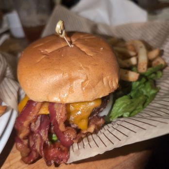 Cheddar's Scratch Kitchen - Bacon cheeseburger - American Near Me - York, Pennsylvania