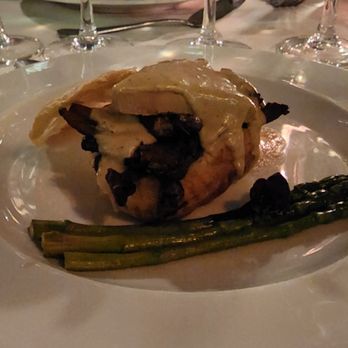 Le Calife - Morrel mushrooms, foil grass, sauce and puff pastry. Classic French deliciousness. - French Near Me - Paris, 75