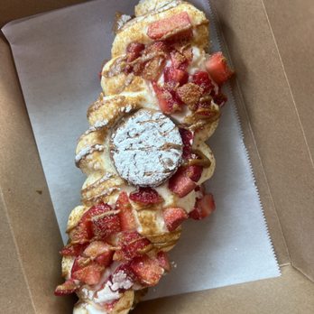 The Puddery - Strawberry Croffle - Desserts Near Me - Pearland, Texas