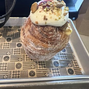 Bread 41 - Cruffin - Cafes Near Me - Dublin, D