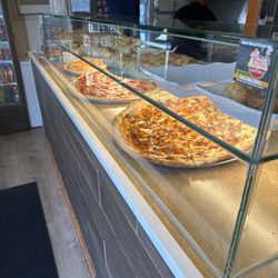 Ed’s Pizza & Kitchen - Smallest pizza shop