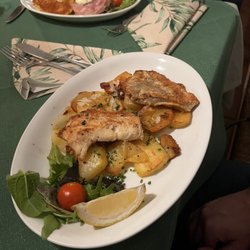 Zur Schleuse - Helgoland Pfanfische mit Bratkartoffeln (pan-fried fish from Helgoland Island on the North Sea, with potatoes)