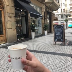 Fam Kafe - Cortado y fronte de la tienda