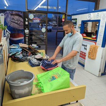 Pinon Placita Laundry - Sergio preparing customers fluff and fold service - Laundromat Near Me - Gallup, New Mexico