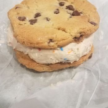 Hattie Jane's Creamery - Warm cookie with great tasting icecream! - Ice Cream & Frozen Yogurt Near Me - Murfreesboro, Tennessee