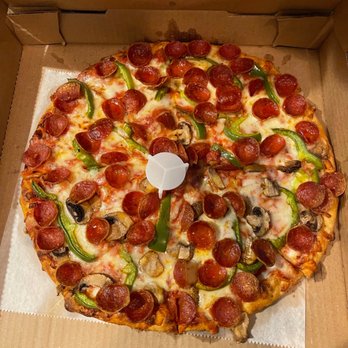 Pastoli's Pizza, Pasta & Paisans - Pizza with green peppers and pepperoni - Pizza Near Me - Pittsburgh, Pennsylvania