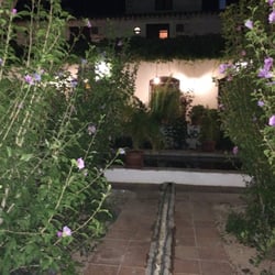 La Capilla - Jardín rodeando las mesas.