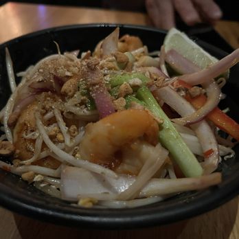 Ossu Asian Tavern - shrimp pad thai. mostly vegetables - Japanese Near Me - Atlantic City, New Jersey