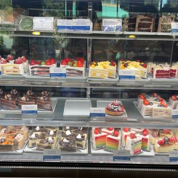 Paris Baguette - Yummy cakes displayed - Coffee & Tea Near Me - San Jose, California Paris Baguette - Yummy cakes displayed - Coffee & Tea Near Me - San Jose, California