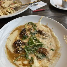Burrata with meatballs sprinkled with arugula