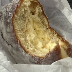 Le Bonta Italiane - Custard doughnut with hair in dough