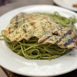 Tallarin verde con pechuga de pollo.