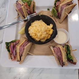 Black Angus Roast Beef Sandwich with Macaroni and Cheese