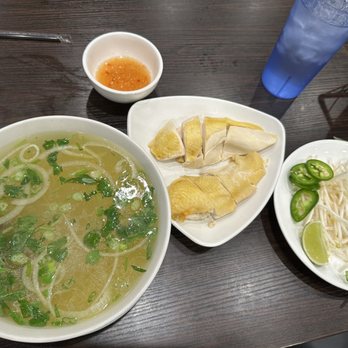 Pho Kadao - Large bowl of mien ga di bo (free range chicken glass noodle soup) w/ white meat chicken - Vietnamese Near Me - Rosemead, California