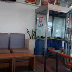 Estación de servicio Shell - Dos cabinas de teléfono.