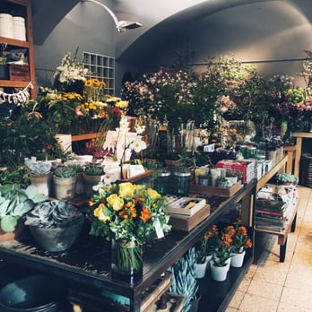 Doll's Blumen - Flowers & Gifts Near Me - Vienna, 9