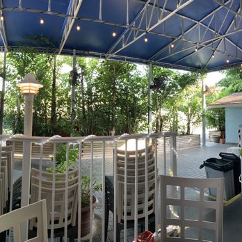 Hobo's Cafe - Outdoor seating area - New American Near Me - Key Largo, Florida