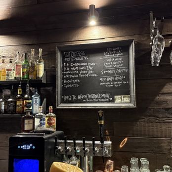 Capitol Tavern - The bar - Pizza Near Me - Olympia, Washington