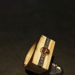 Andreas Martin - Ring aus Mammut mit Padparadscha und Brillanten in Weißgold verschnitten