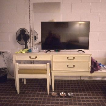 Holiday Lodge-Hawthorne - TV, cosmetic table, and dresser. - Hotels Near Me - Hawthorne, Nevada Holiday Lodge-Hawthorne - TV, cosmetic table, and dresser. - Hotels Near Me - Hawthorne, Nevada