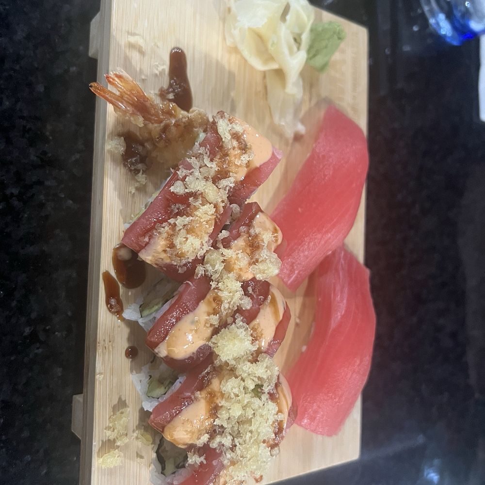 BluWave Sushi & Handroll Bar - Dragon roll with tuna and tuna nigiri - Sushi Bars Near Me - Orlando, Florida
