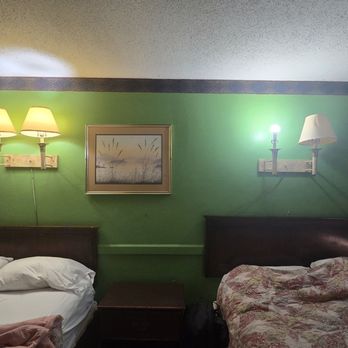 New Haven Inn - Missing lampshades and not working lighting - Hotels Near Me - New Haven, Connecticut New Haven Inn - Missing lampshades and not working lighting - Hotels Near Me - New Haven, Connecticut