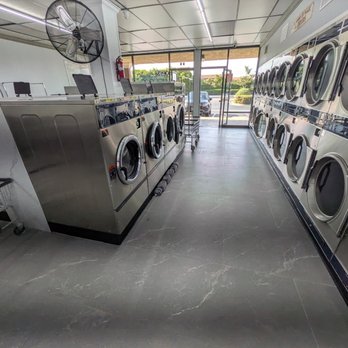 Chloe's Laundromat - Non-functional industrial fan that would've been nice to have on during warm day - Laundromat Near Me - Fountain Valley, California